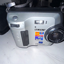 Sony Mavica MVC-FD200 Compact 2.0MP 3x/2x Zoom 2.5in Flash Floppy Silver