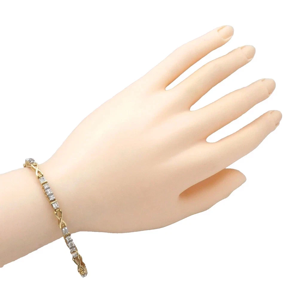 Brazalete enchapado en oro amarillo de 14K con diamantes creados en laboratorio de corte redondo y baguette Foto 2 de 4