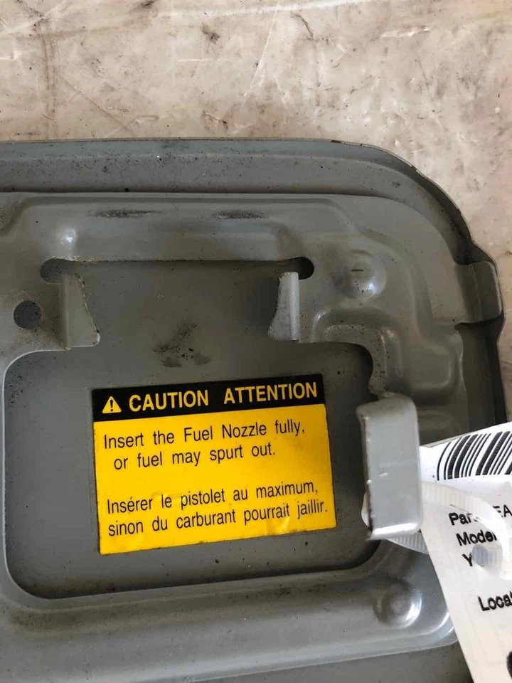 Toyota Prius 2002 sedán puerta trasera del tanque de llenado de combustible OEM Foto 3 de 4