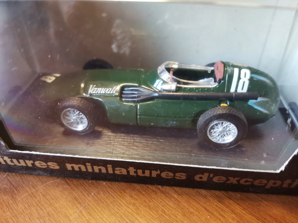 VANWALL VW57 - N°18 MOSS - FORMULA 1 - scala 1/43 - BRUMM modificato - Immagine 2 di 4