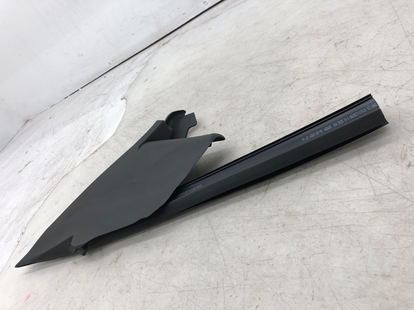 2019-2023 ASTON MARTIN VANTAGE LEFT DOOR MOULDING WEATHER STRIP KY63-C20291-A