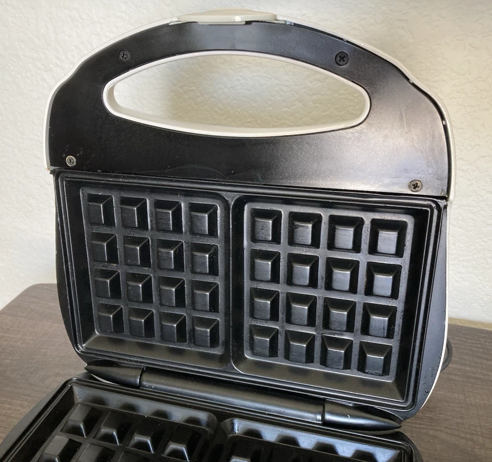 Gofrera belga cuadrada Proctor Silex | Modelo # 26008Y - blanca - Usada en excelente estado Foto 4 de 4