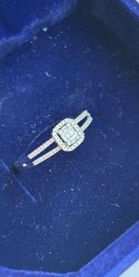 Ring aus 9 Karat Weißgold mit Diamantglanz