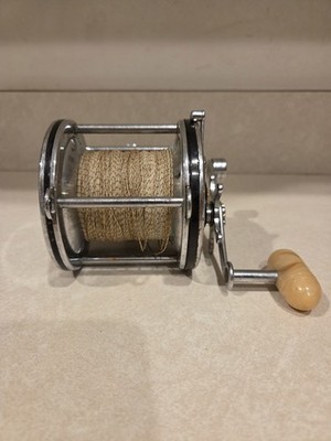 Vintage Penn Senator 4/0 Black Side Reel White Handle Fishing 1970's