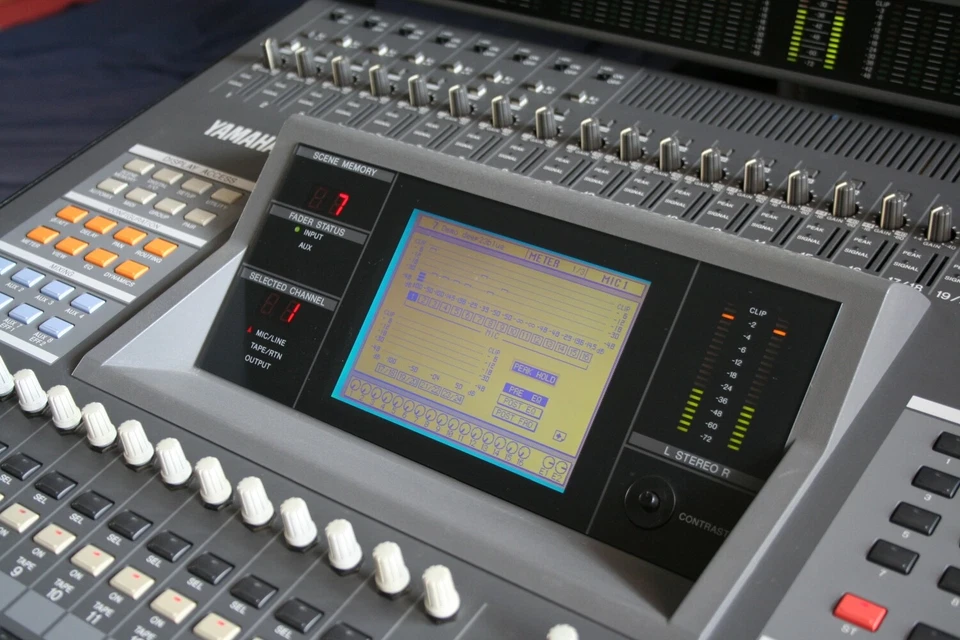 Yamaha 02R V2 Digitalmischpult (Meterbridge, 8x8 ADAT, RME Hammerfall DSP 9632) - Bild 3 von 4