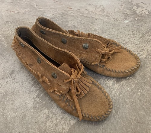 Minnetonka Studded Concho Moccasin Tan Suede Size 6.5 Fringe Boho Festival - Picture 2 of 10