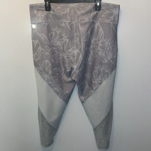 "NWT" FABLETICS BROGAN FLORAL LACE GRAY/LAVENDER CAPRIS - SIZE 2X - Image 3 of 4