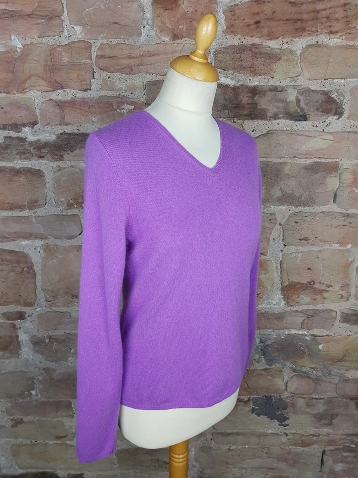 Jersey de cachemir Deane & White púrpura cuello en V Foto 2 de 4