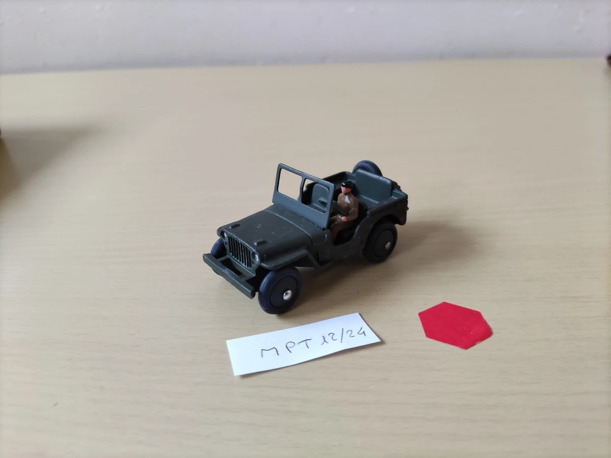 DINKY TOYS : Lot de 9 véhicules militaires et 1 accessoire, comprenant
