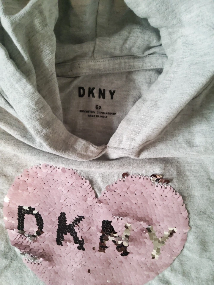 Vestido con Capucha DKNY Niñas Manga Corta Gris Rosa Corazón Lentejuelas Logo 6X Foto 3 de 4