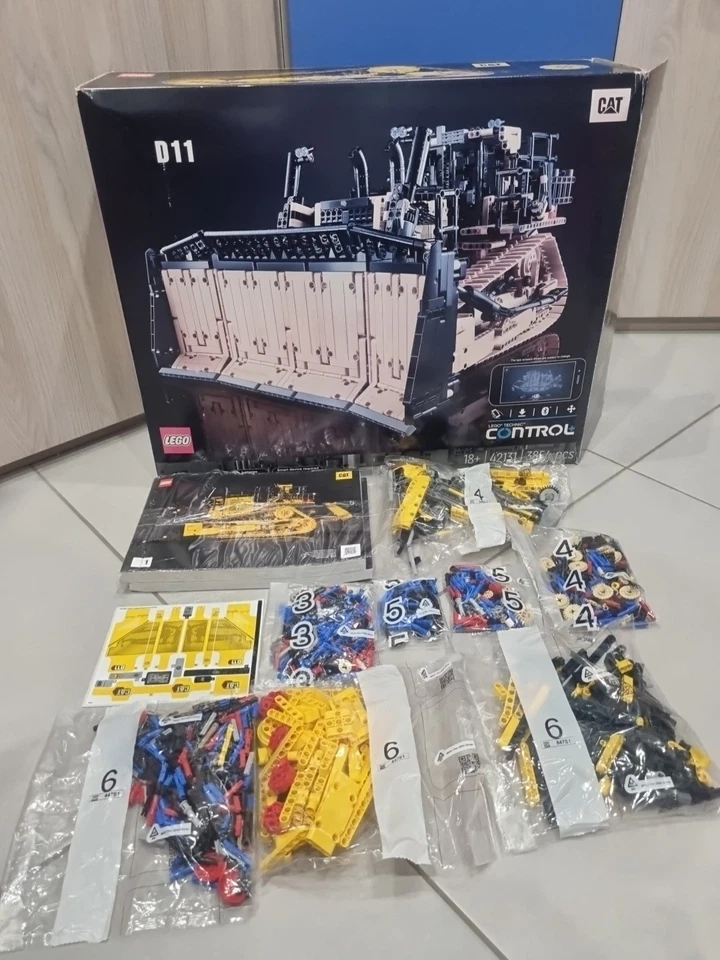 LEGO Technic 42131 Cat D11 Bulldozer, foto 4 di 5