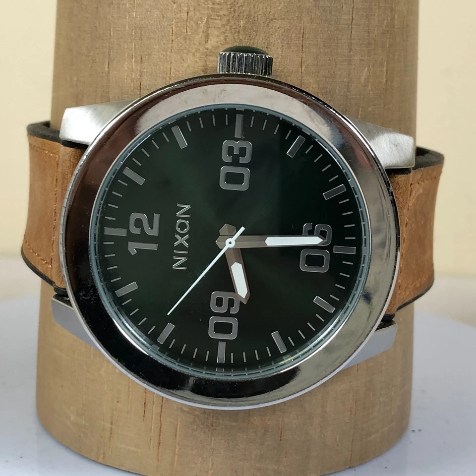 Reloj Nixon Corporal Hombres 14B Vestido Esfera Verde Cuero Cuarzo Analógico 47mm 8 1/2" Foto 2 de 4