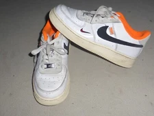 NIKE AIR FORCE 1 SHOES LV8 LOW HOOPS DX3361-100 5.5Y YOUTH WOMANS 7 WHITE ORANGE