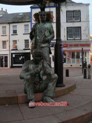 FOTO WHITEHAVEN: MARKTPLATZ BRONZEN DIESE BEIDEN FIGUREN DIE SITZENDE BASTELN