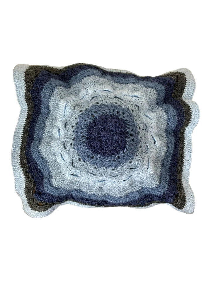 手工制作深蓝色和黑色婴儿爱钩针编织针织安全毯奶牛儿童房 — 第 3/4 张图片