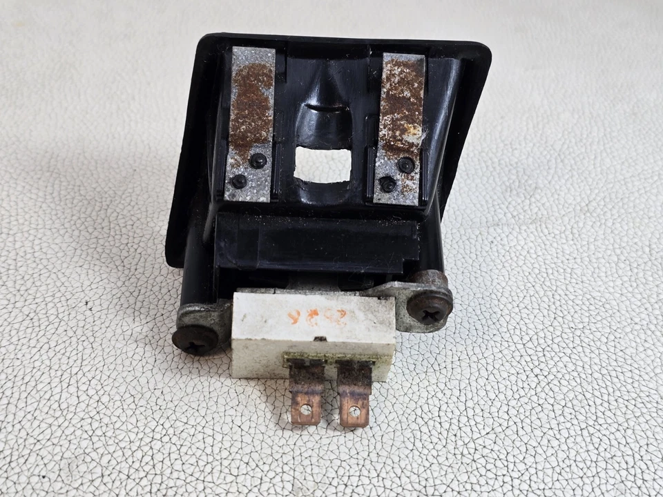 Interruptor de liberación de escotilla trasera Dodge Shelby Charger Plymouth Turismo 5209955 Foto 3 de 4