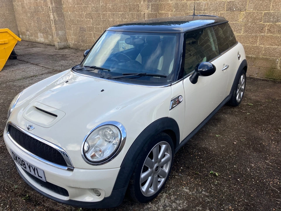 Mini Cooper S 1.6 Petrol for sale spares/repair - Oil light on & New Mot Dec 26 - Image 2 of 4