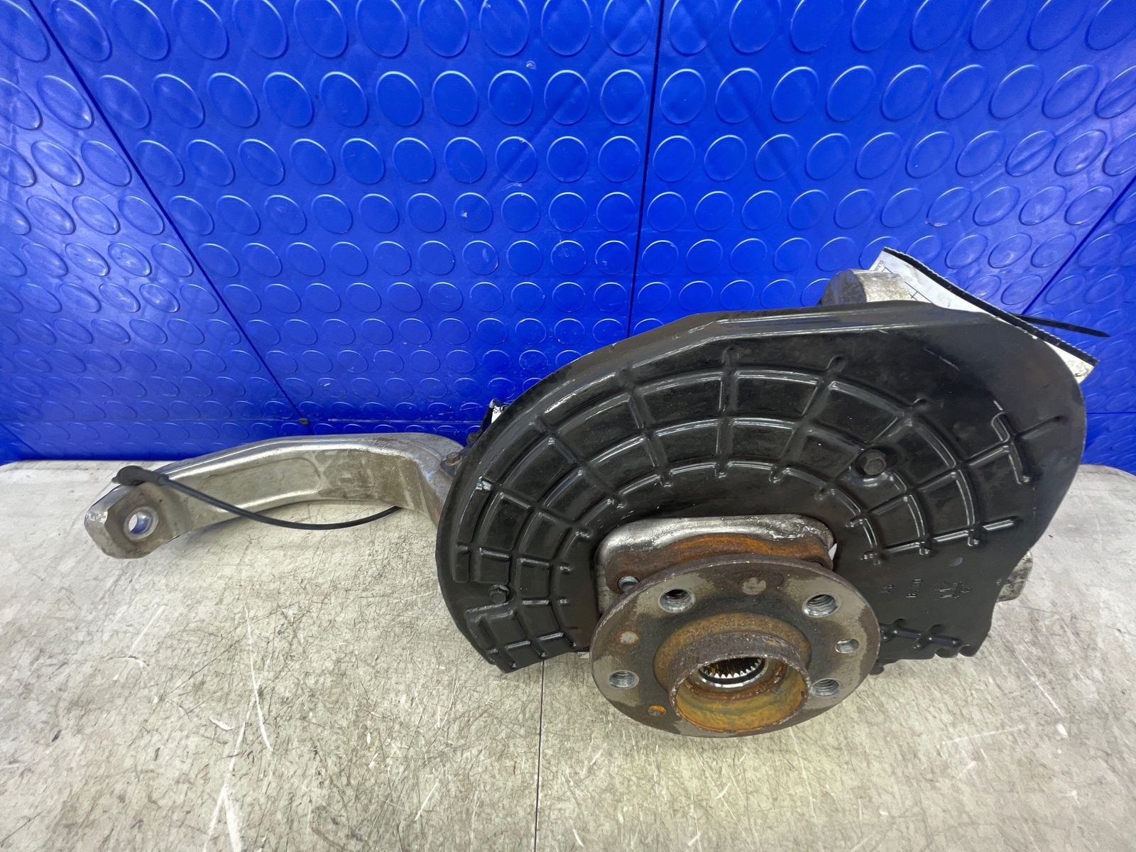 2017-2022 MASERATI LEVANTE OEM FRONT LEFT SPINDLE KNUCKLE WHEEL HUB