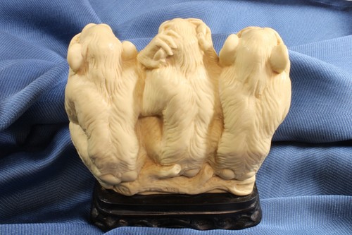 Escultura tres monos sabios grandes. Firmados AB. Sculpture three wise. Signed. - Picture 6 of 8