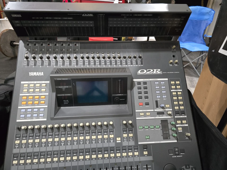 Consola de mezcla de grabación digital Yamaha O2R y puente medidor de pico O2R Foto 3 de 4