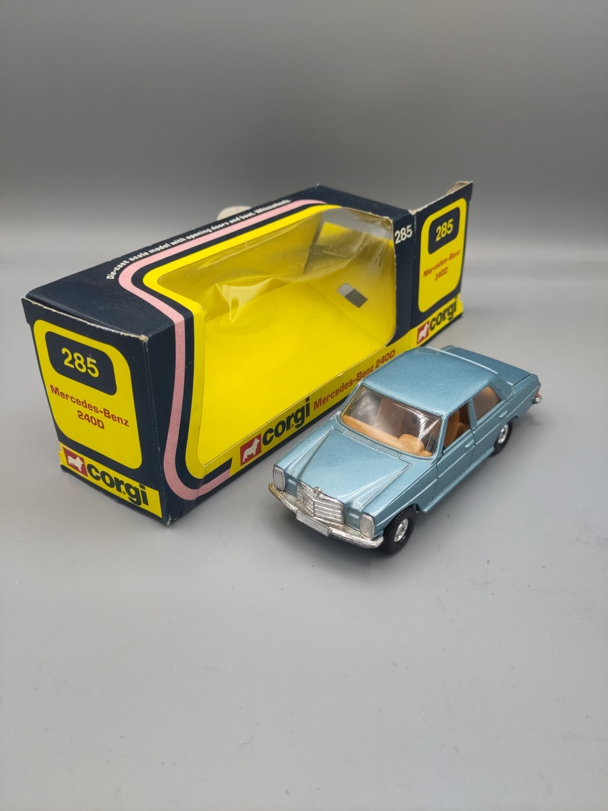 Lot Anciennes Voitures Miniatures Corgi - Mercedes 240D, Citroën 2CV, US Van, Occasion