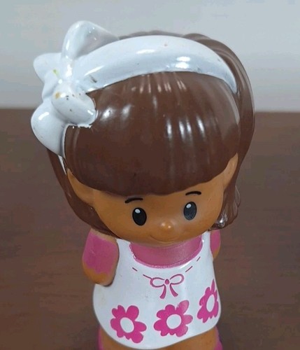 Fisher Price Little People Mia 2013 Brown Hair Girl White Flower Dress Headband - Picture 5 of 6