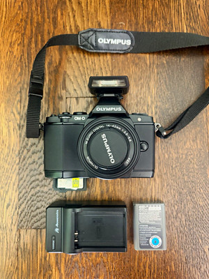 Olympus OM-D E-M5 16.1MP Mirrorless Black w/ 14-42mm f/3.5-5.6 + FL-LM2. Kit!