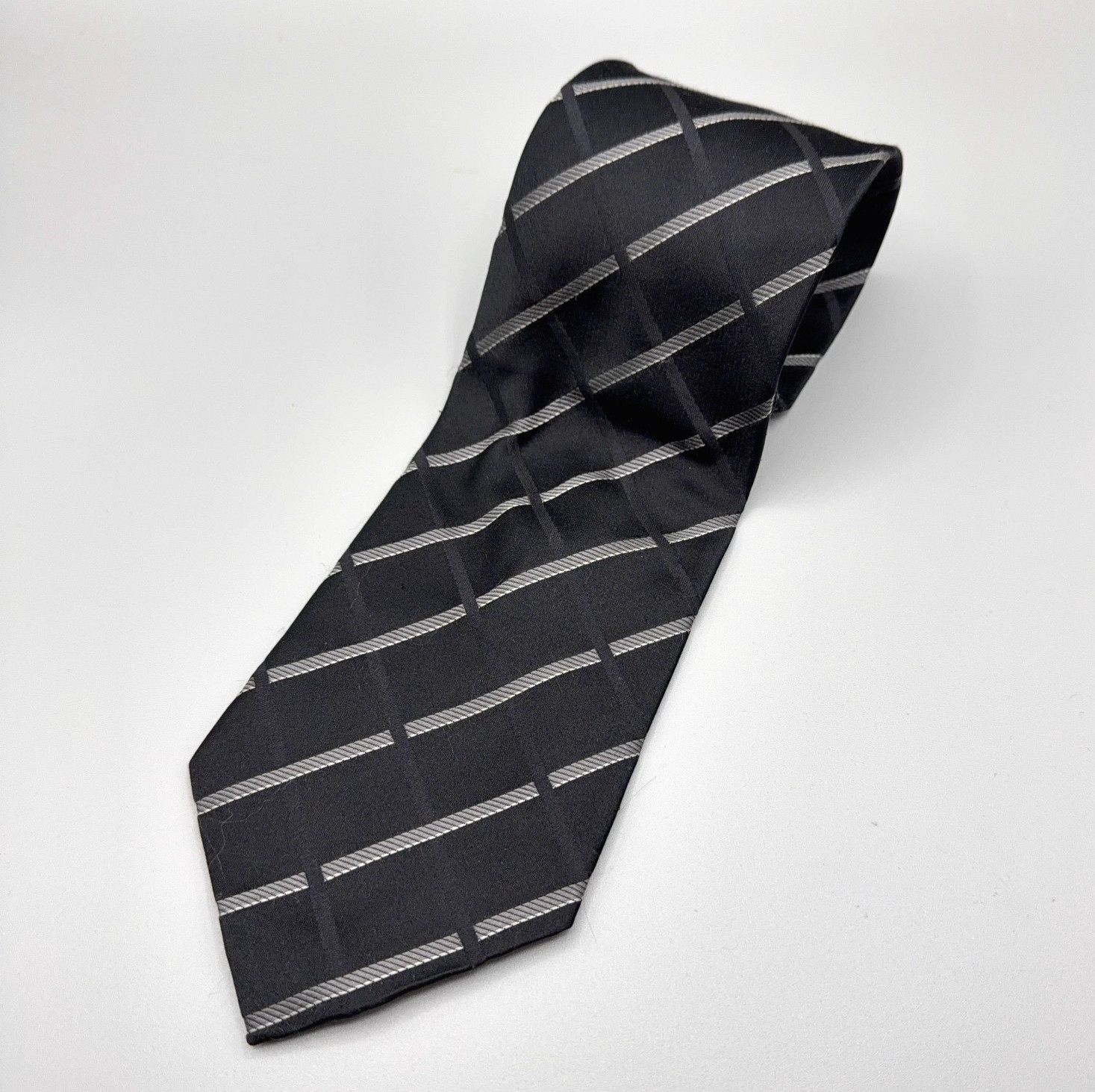 Giorgio Armani Men's Gray Striped Silk Handmade Italy Dress Tie Designer Luxe