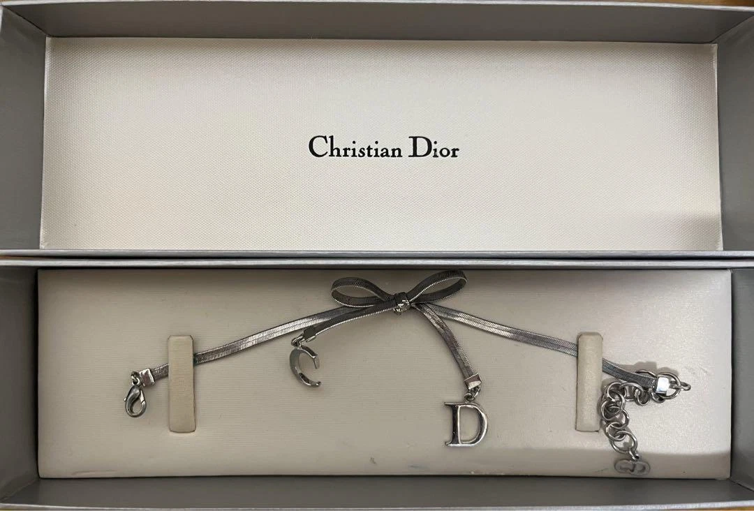 Bracelet Christian Dior logo CD et nœud motif métal argenté avec boite/sac de rangement