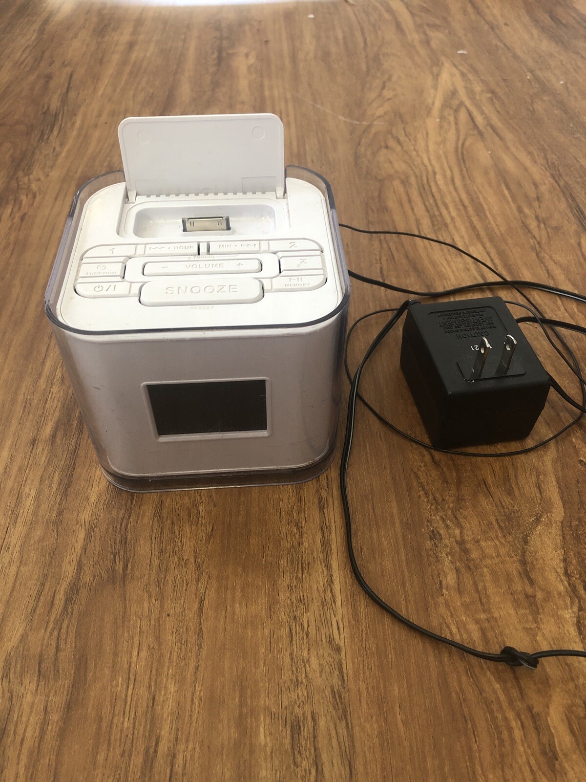 Venturer CR8030iE5 Dual Alarm Clock, AM/FM Radio / Dock for iPod/iPhone