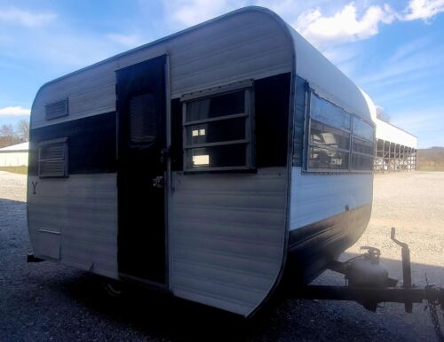 1960 Yellowstone Camper Travel Trailer - Picture 4 of 12