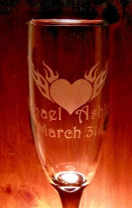 Juego de 2 flautas de champán de compromiso Flame Heart personalización gratuita  Foto 2 de 4