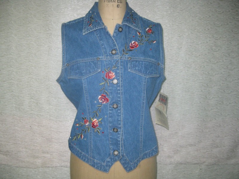 BILL BLASS VINTAGE DENIM VEST ROSES EMBROIDERY DETAIL SZ M NWT RETAILS $44.00!