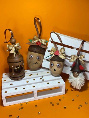 4 WEIHNACHTSKUGELN aus Nussbaumholz handdekoriert