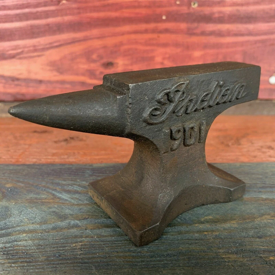 Pisapapeles Indian Motorcycles 1901 yunque con acabado antiguo y letras levantadas Foto 3 de 4