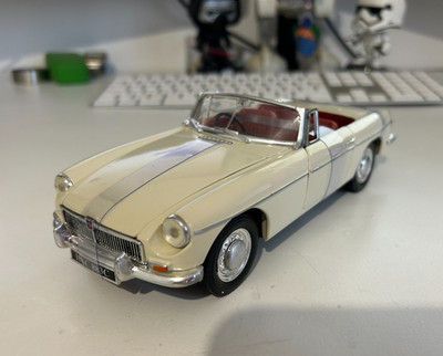 Corgi MGB Roadster 1:18 Diecast Modellauto, creme/weiß neu ovp