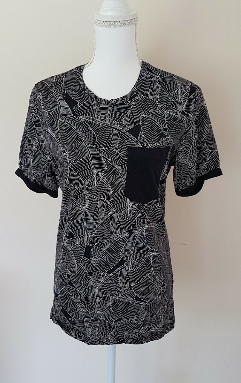 H & M Womens black  Patterned T Shirt Size 12 -14