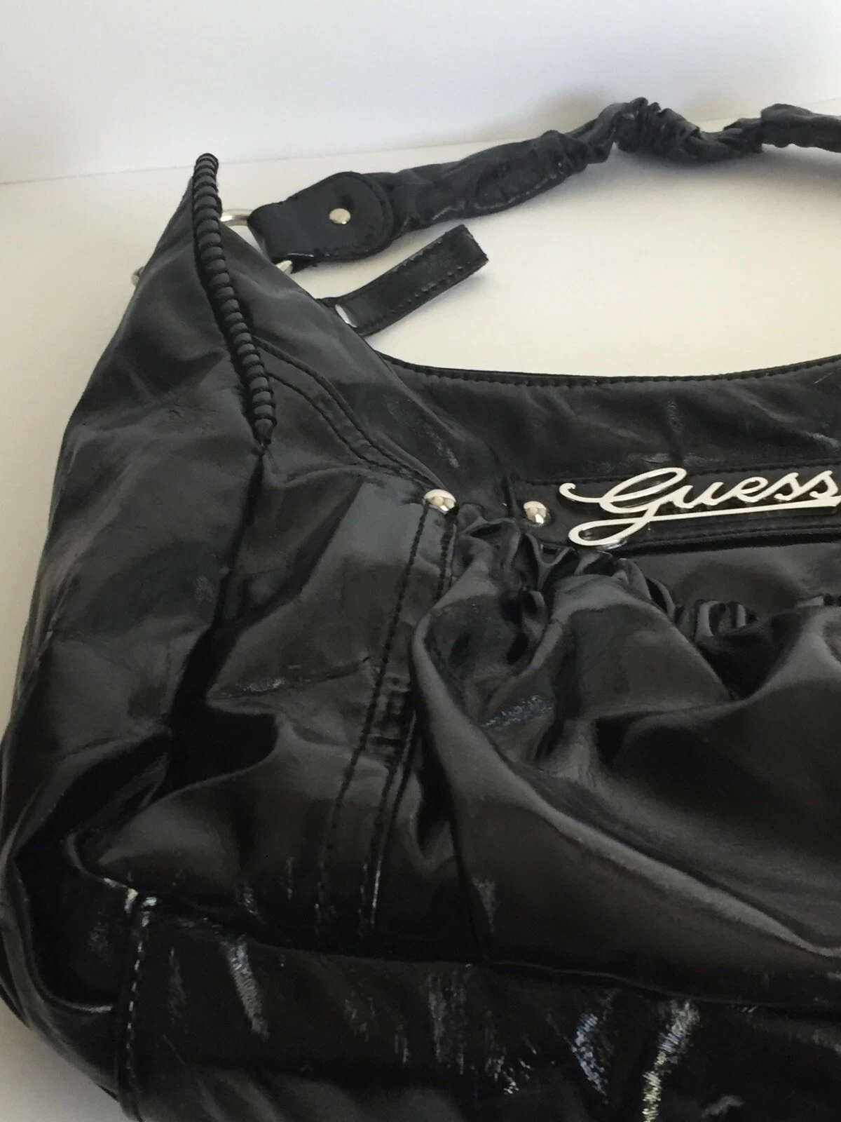 Borsa donna GUESS logo hobo nera lucida ecopelle morbida scritta morbida slouchy