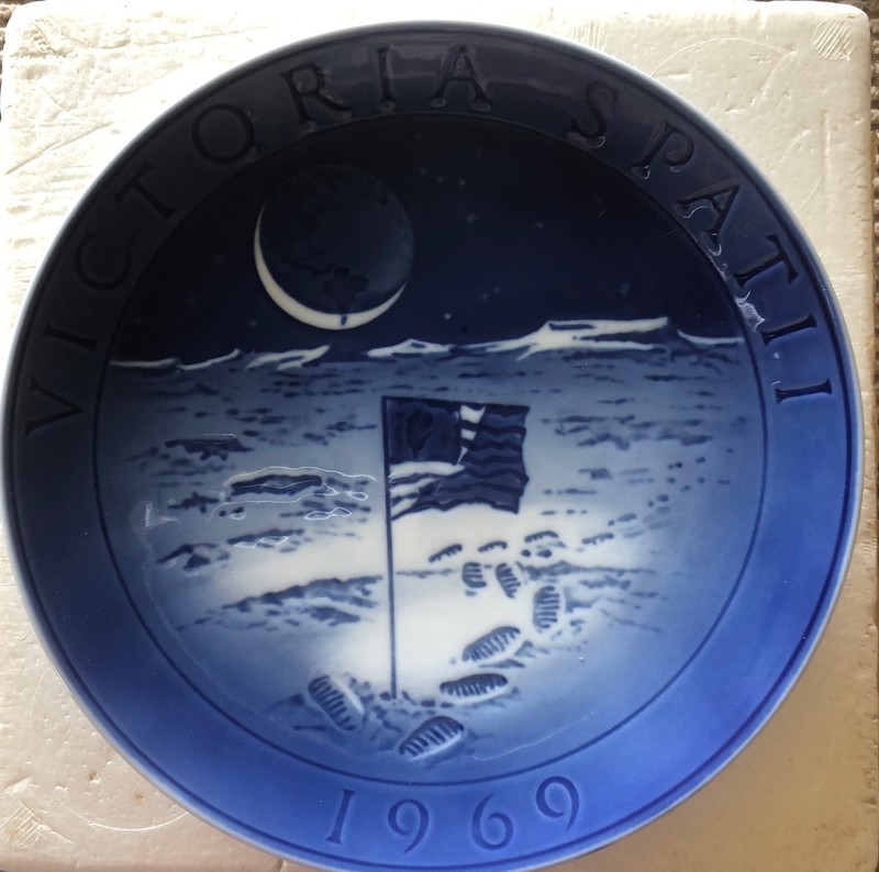 Royal Copenhagen Porcelain Collector's Plate - Victoria Spatii 1969