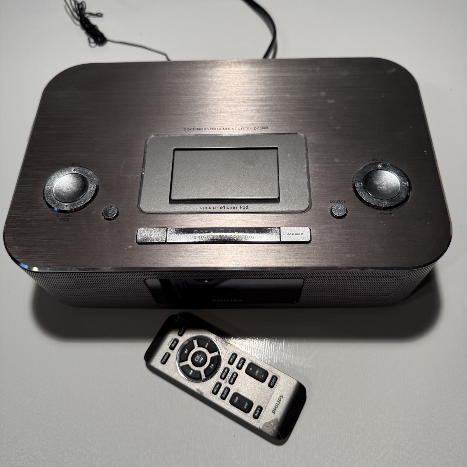 Philips DC290B/37 Radio iPod/iPhone Alarm Clock Speaker Dock