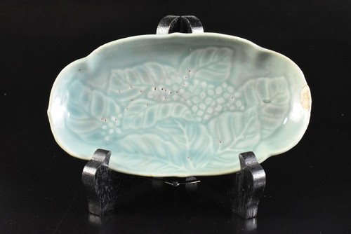 U592: Japanese Old Nabeshima-ware Celadon Flower sculpture PLATE/dish