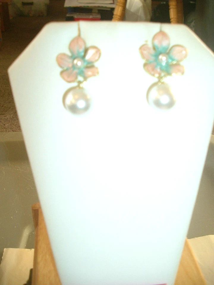 Pendientes perforados rosa con esmalte verde flor perla poste Betsey Johnson Foto 4 de 4