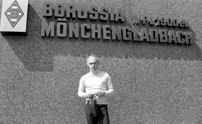 Borussia Monchengladbach captain Berti Vogts stands under the sign- Old Photo