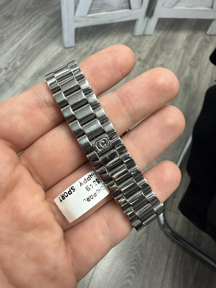 Reloj Chopard Happy Sport cuadrado de diamantes para mujer Foto 2 de 4