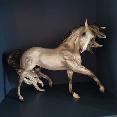 Breyer Pferd Esprit Traditionalgrösse 1:9 top Zustand mit live show Platzierung