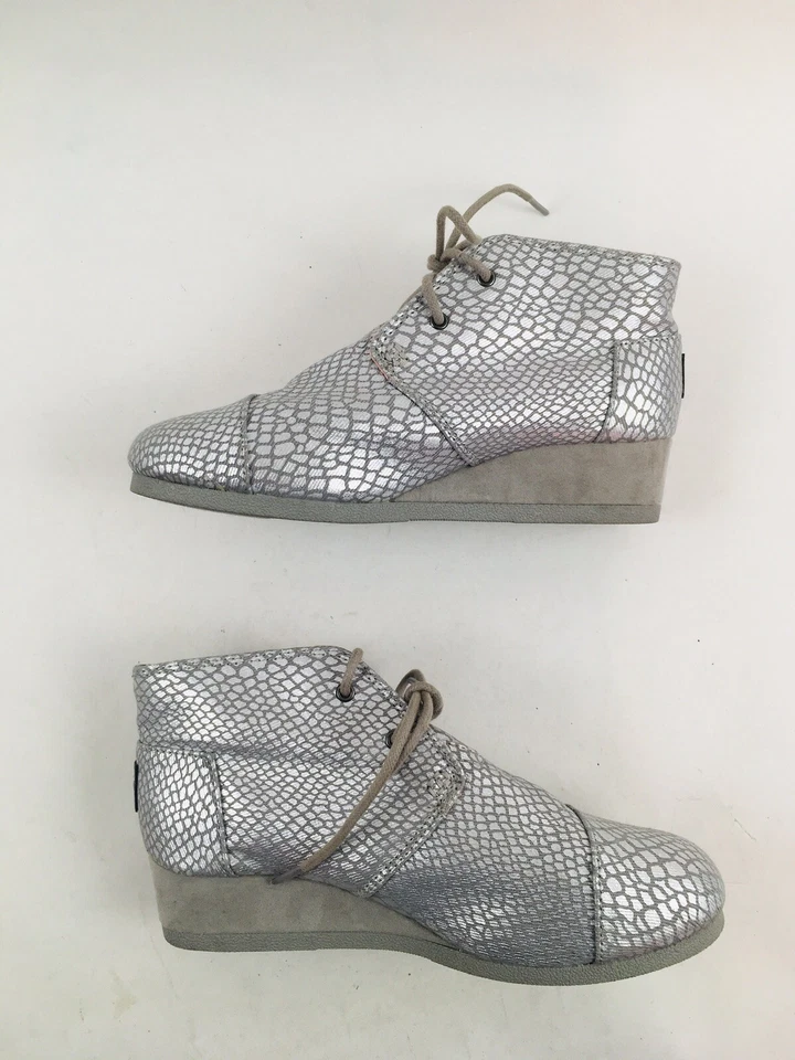 Zapatos juveniles Toms niñas talla Y5.5 plateados cuña con cordones cuña cerrada Foto 3 de 4
