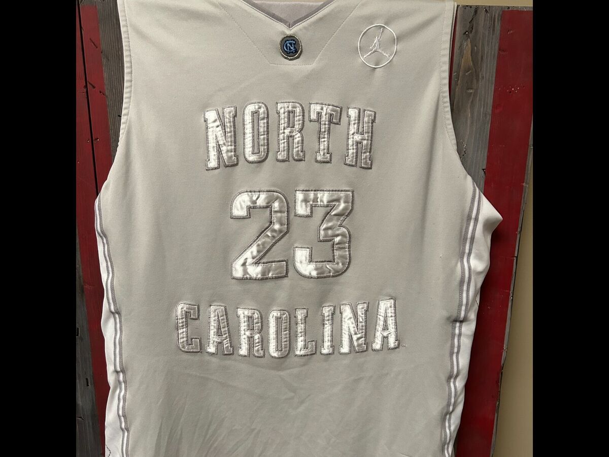 NIKE MICHAEL JORDAN NORTH CAROLINA #23 SILVER Jersey Large NIKE MICHAEL JORDAN NORTH CAROLINA #23 SILVER Jersey Large