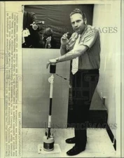 1971 Press Photo Professor Robert Kovsen demonstrates Apollo 14's "thumper"