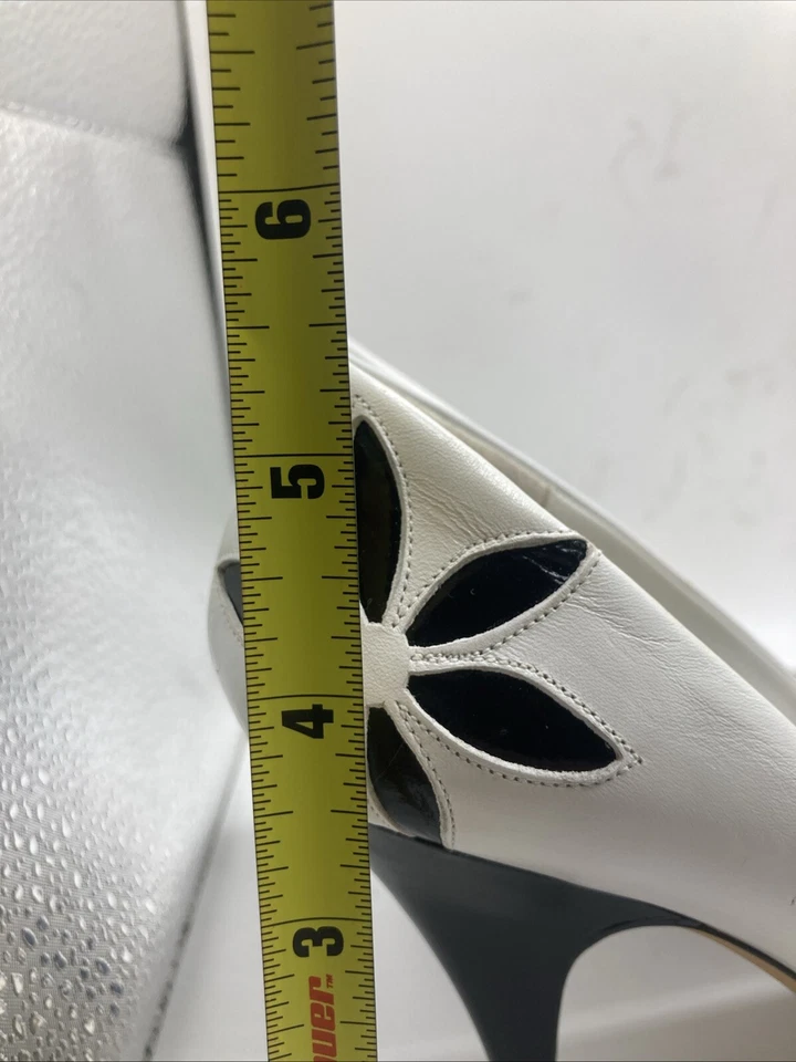 Liz Claiborne Antigo 2 Tons Dália Anos 80 Bombas Salto Biqueira Tampada Branco/Preto Excelente Estado Usado - Imagem 4 de 4