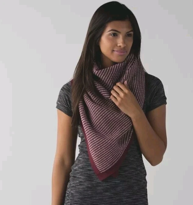 lululemon On The Go Scarf One Size Bordeaux drama / Wine Berry - Image 2 of 4